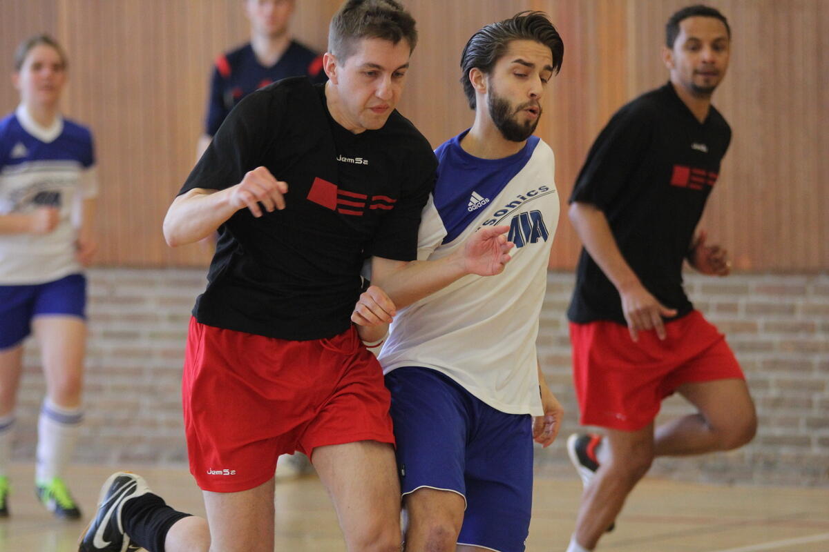Fussballspieler im Zweikampf