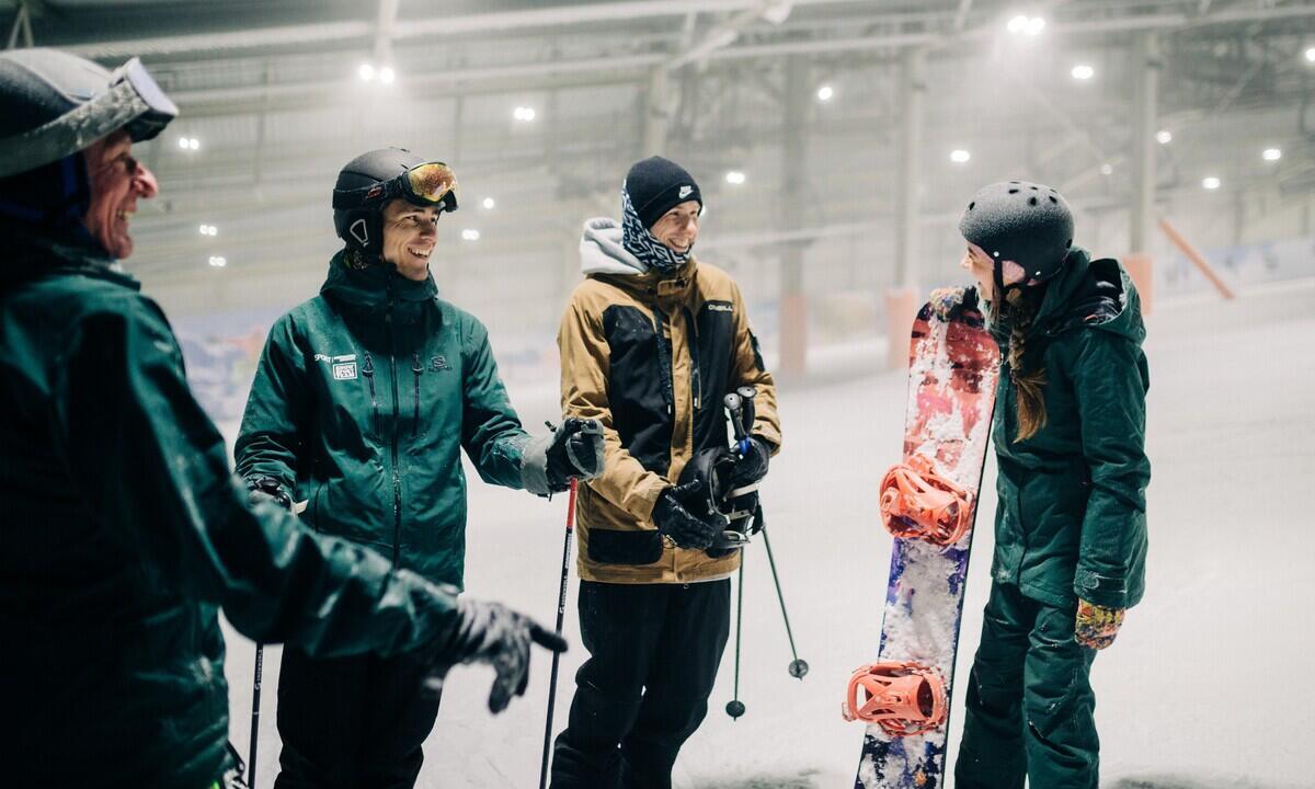 Snowboarder beim Absprung