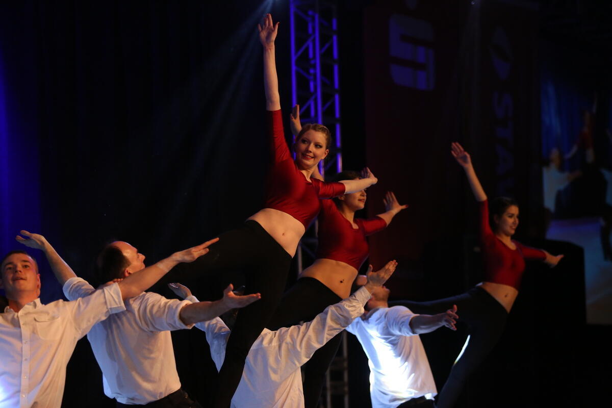 Tänzer in einer Hebefigur