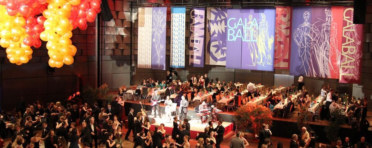 Tanzende auf dem Parkett des Eurogress