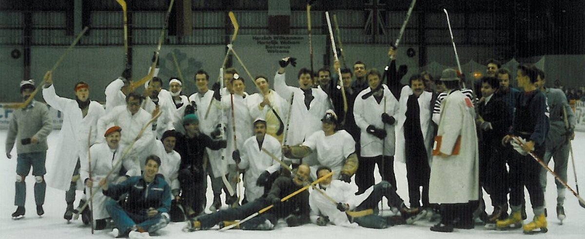 Hockeymannschaft posiert für ein Foto auf das Eis