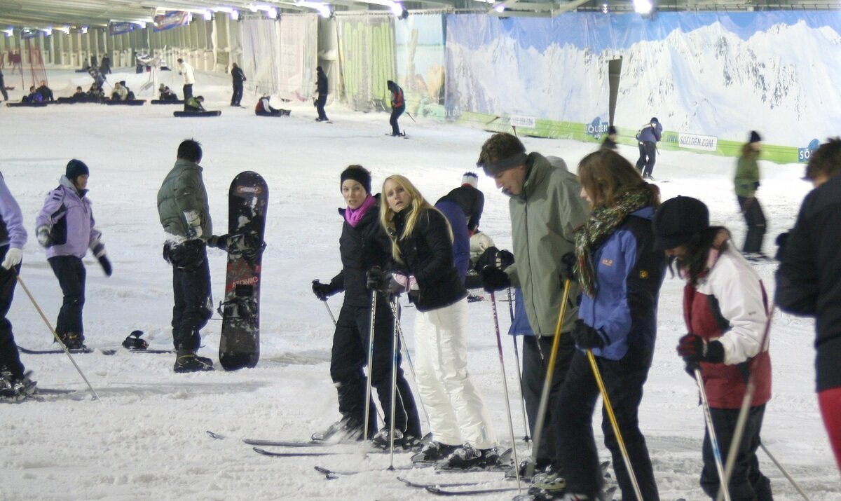 Skifahrer in einer Reihe