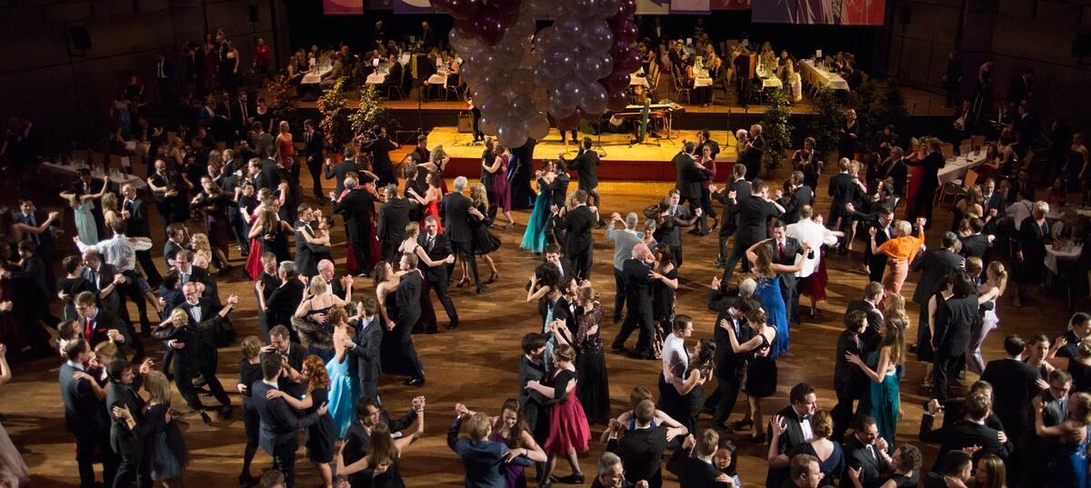 Tanzfläche im Eurogress mit Tanzpaaren