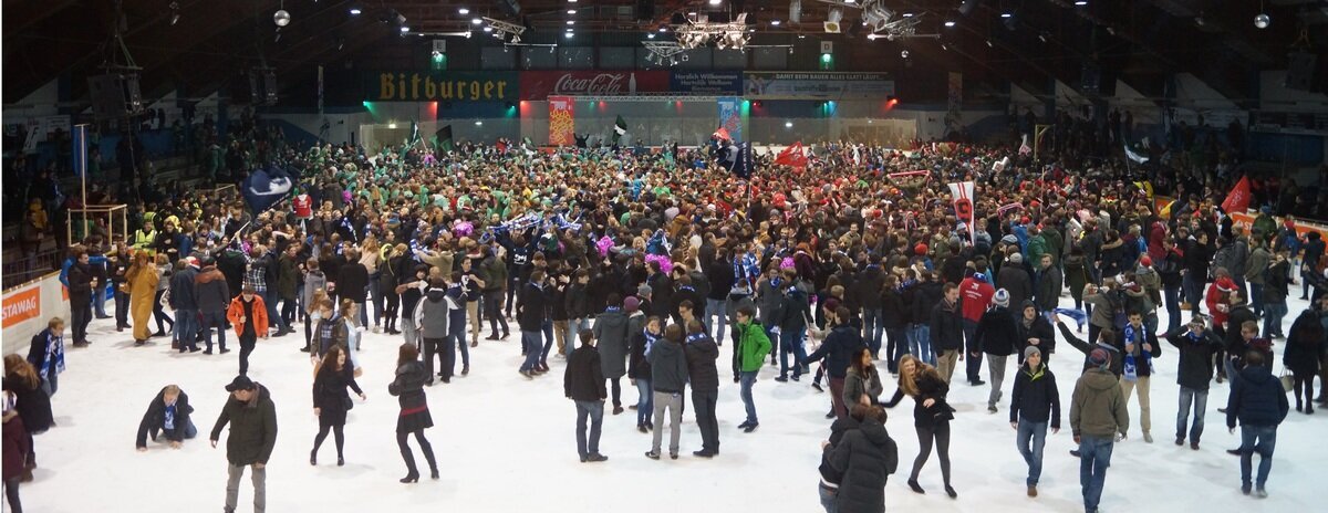 Lots of people on the ice