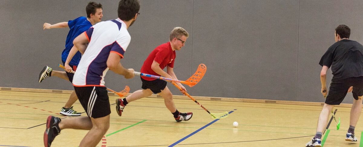 Floorballspieler im Dribbling