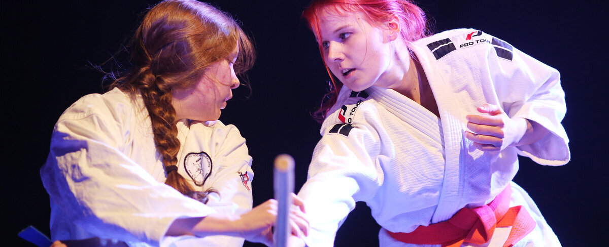 Zwei Frauen kämpfen in Ju-Jutsu