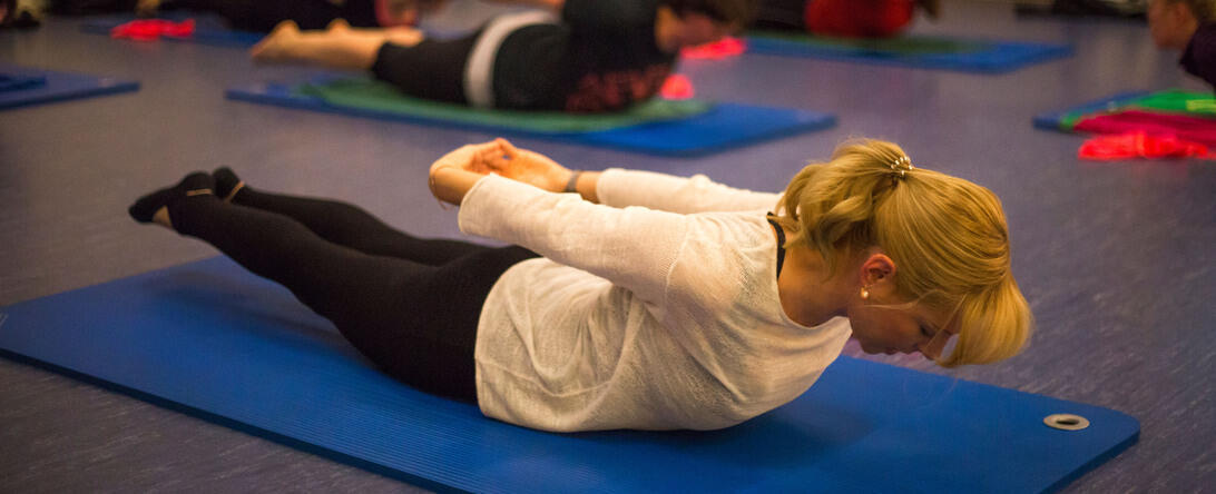 Frau führt Yoga-Übung aus