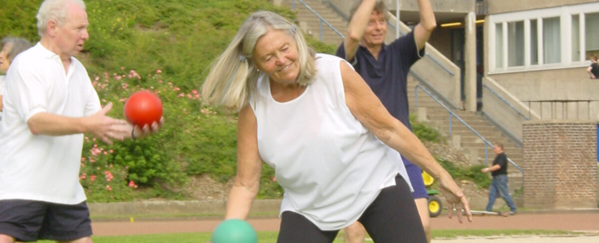 Senioren trainieren mit Bällen