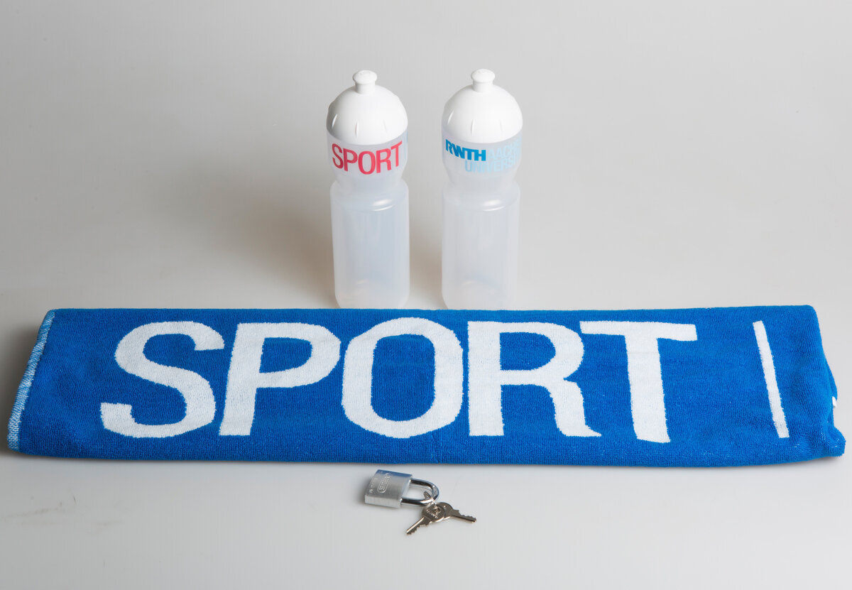 Set mit Handtuch, Flasche und Schloss