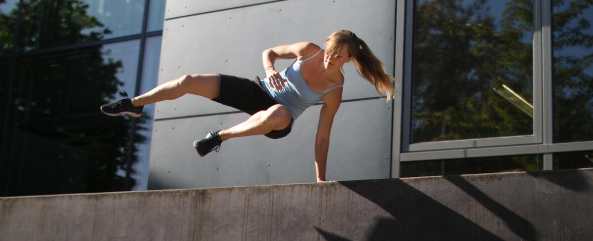Frau beim Parkour
