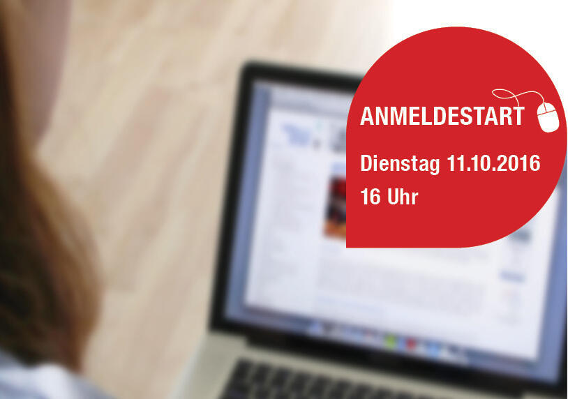 Junge Frau, die sich am Computer zu einem Kurs anmeldet