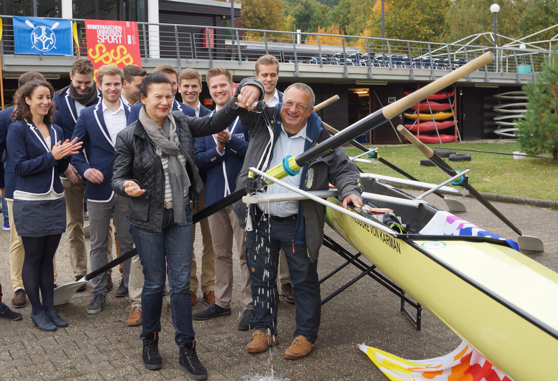 Prof. Klee und Prof. Abel mit der Rudermannschaft bei der Taufe