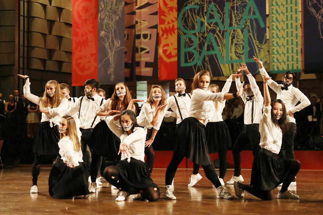 Hip-Hop-Gruppe Campus Dance Crew beim Auftritt