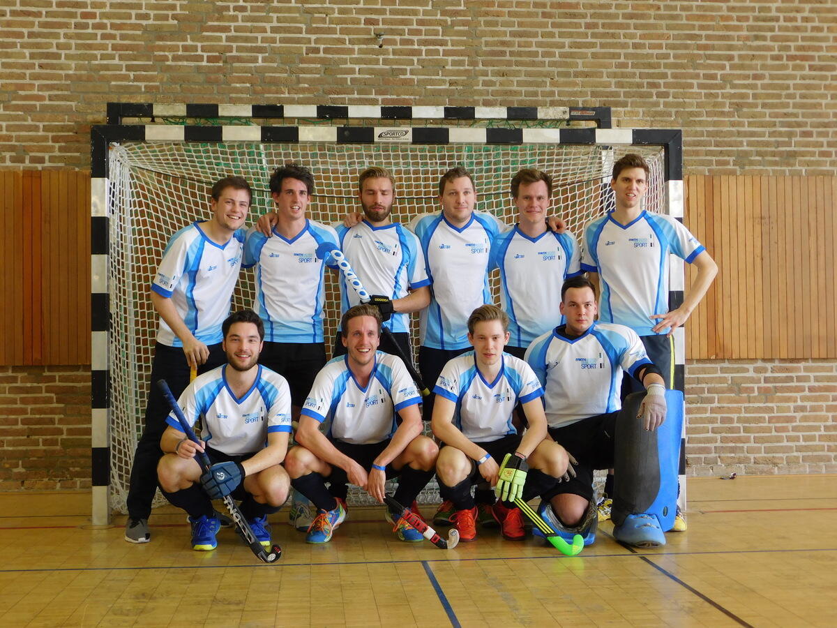 Hockeyspieler der RWTH spielt den Ball