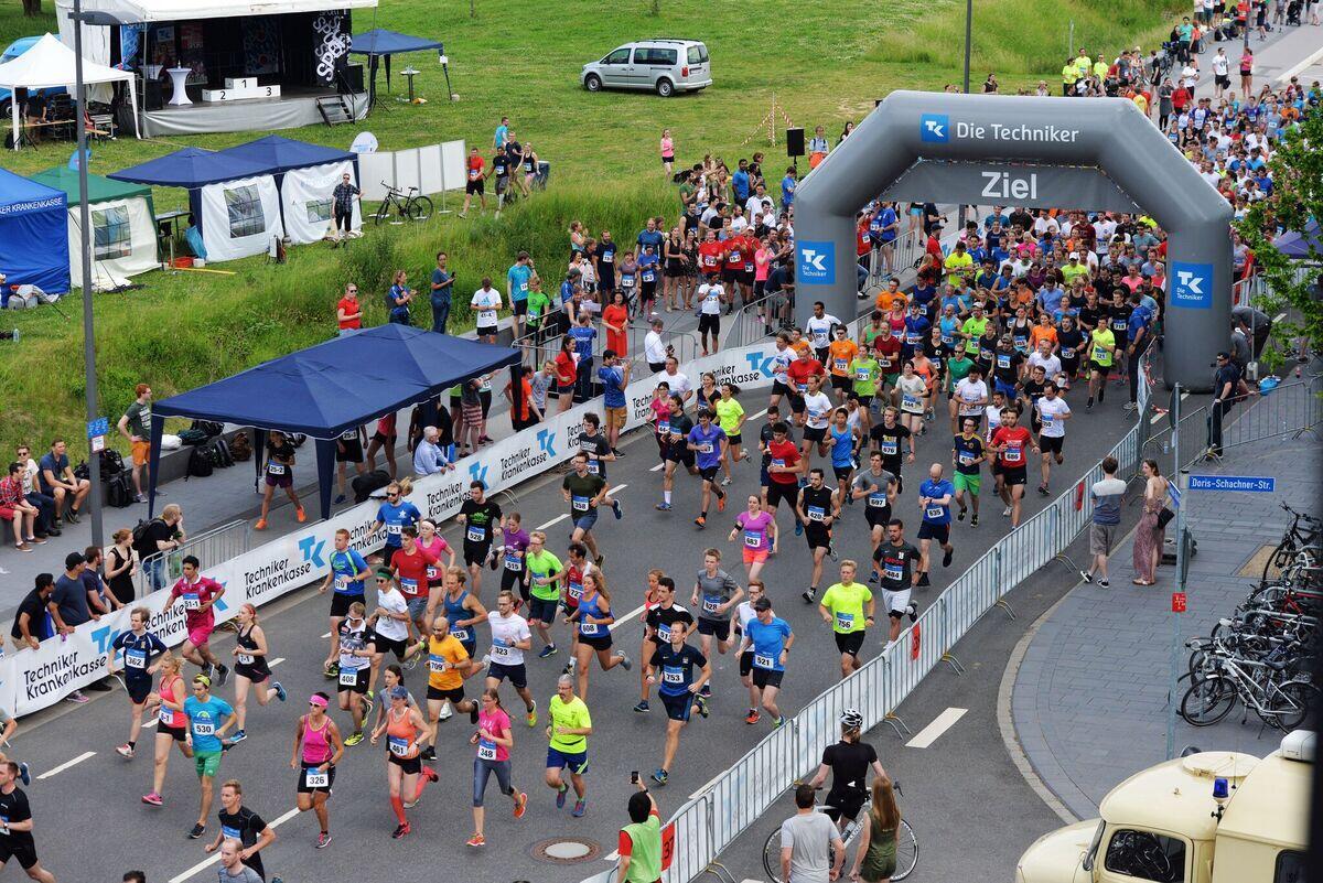 Läuferinnen und Läufer am Ziel des Campuslaufs