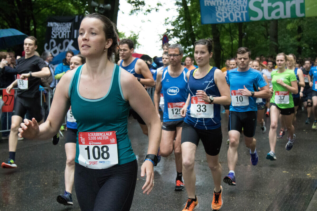 Laufende am Start des Lousberglaufs