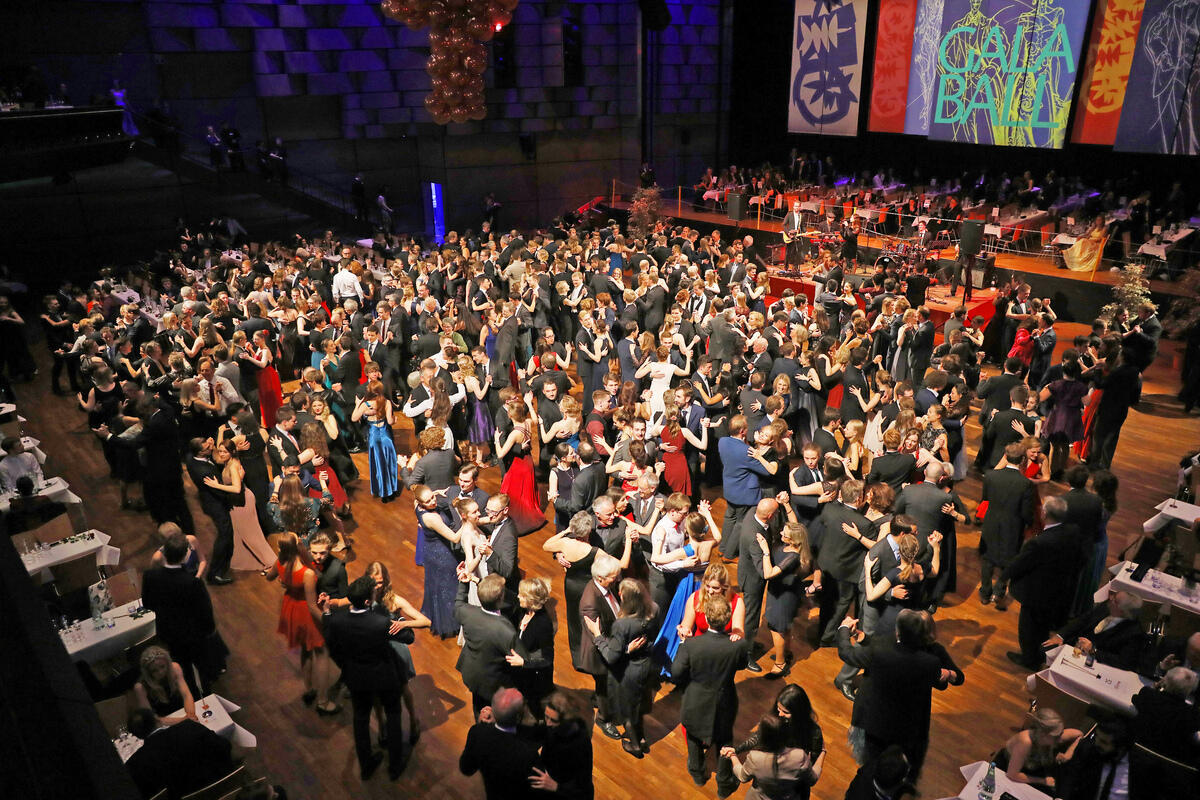 Tanzende beim Galaball