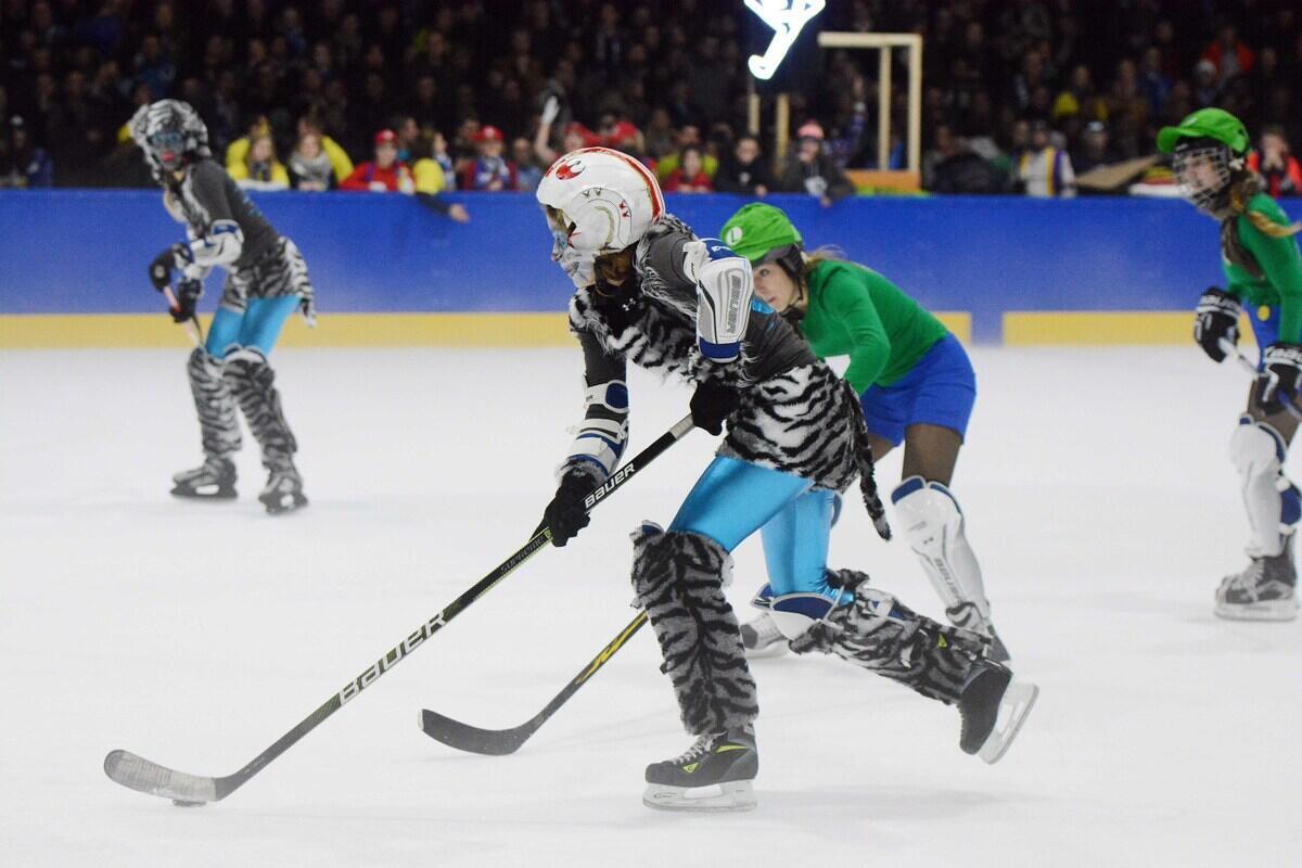 Ein Eishockey Spiel der Damenmannschaften