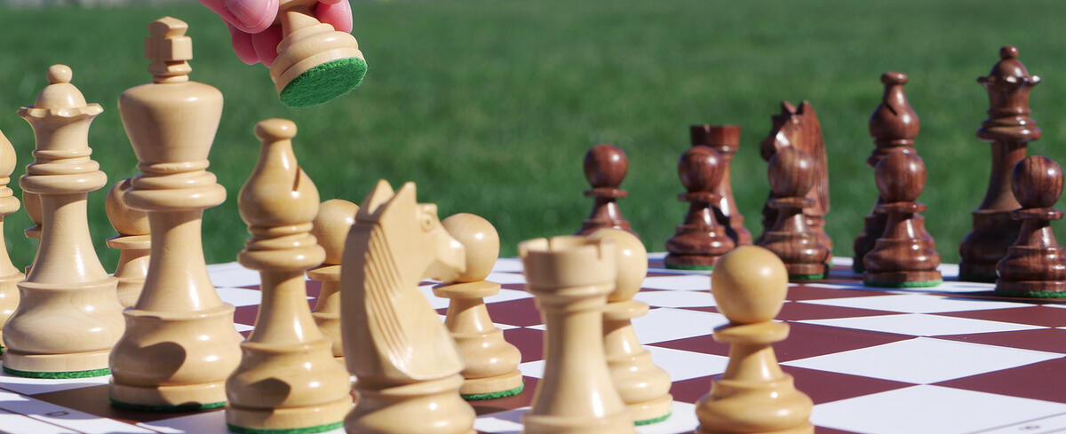 Eine Tischtennisspielerin bereit an der Tischtennisplatte