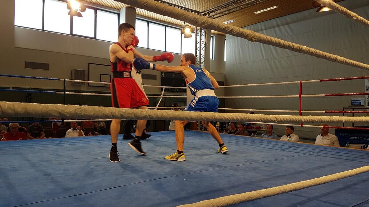 Zwei Personen beim Boxen