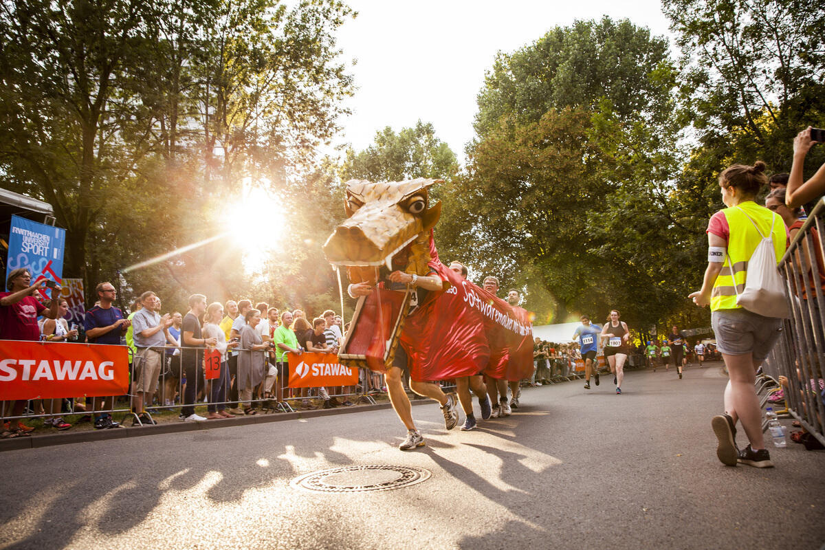 Teilnehmende in Kostüm
