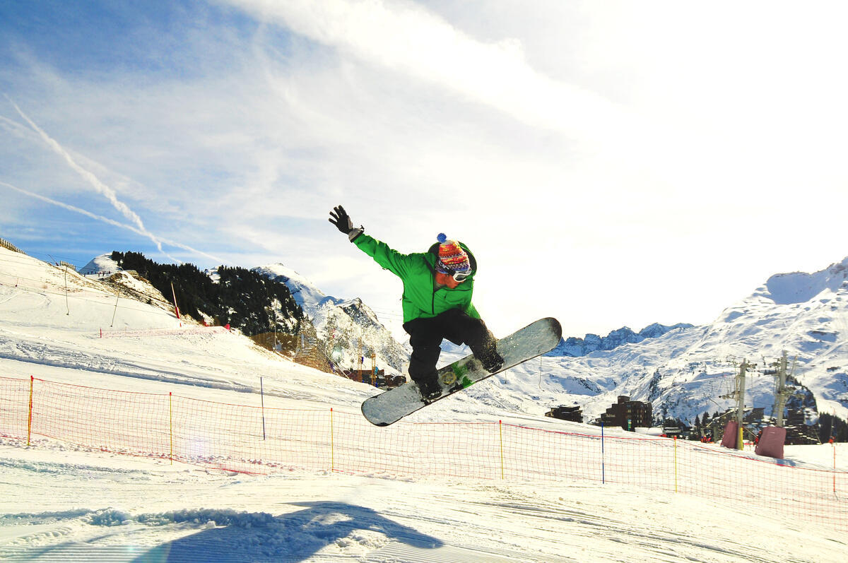 zwei Läufer in Startposition auf der Hochschulsport Laufbahn, bereit auf einen Laptop zuzurennen