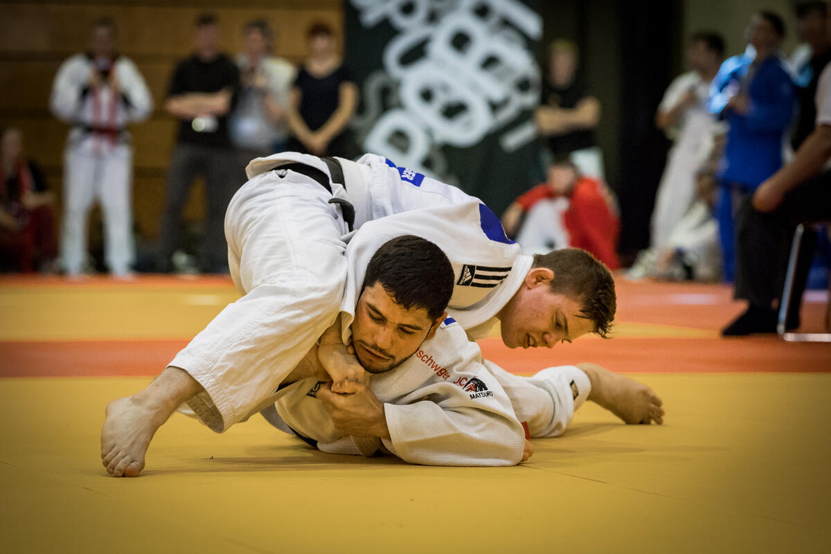 Zwei Judo Kämpfer während des Kampfes