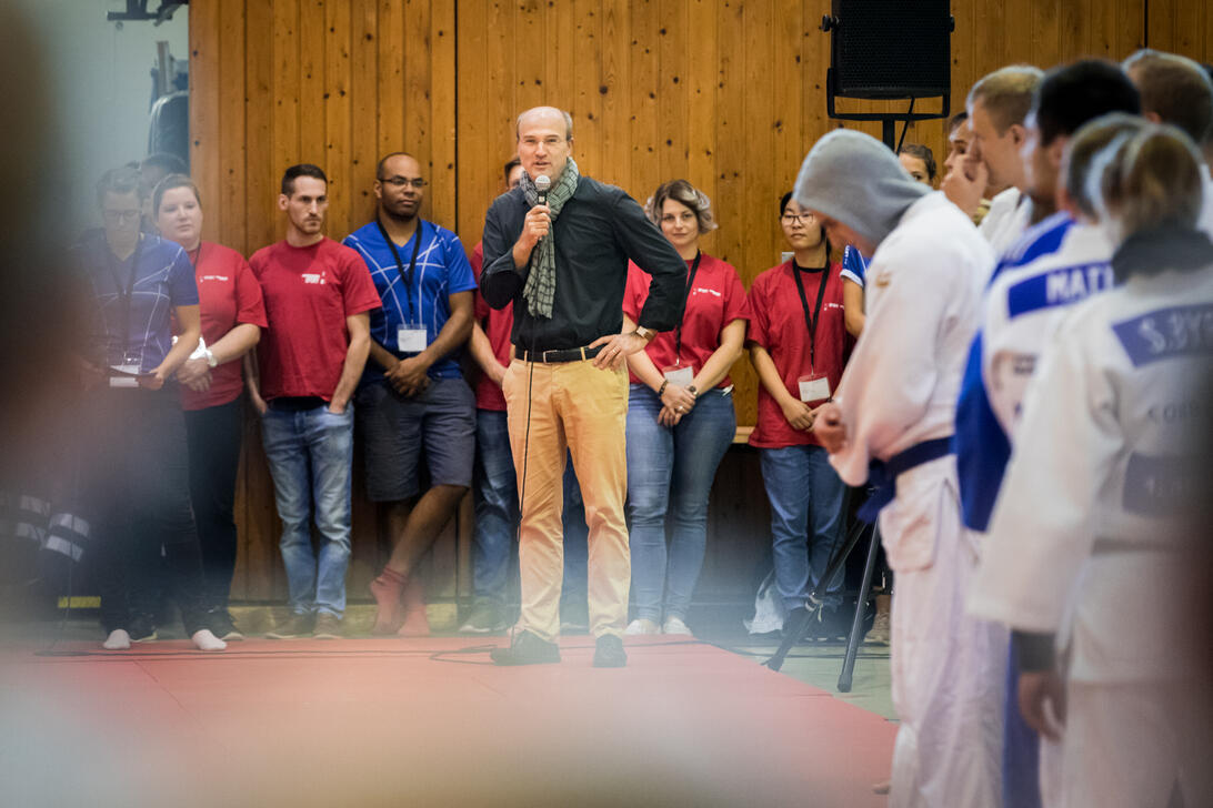 Rektor der RWTH bei einer Ansprache mit Mikrofon