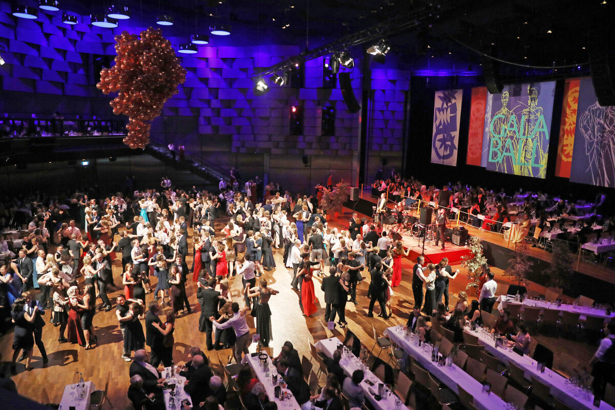 Tanzpaare auf der Tanzfläche