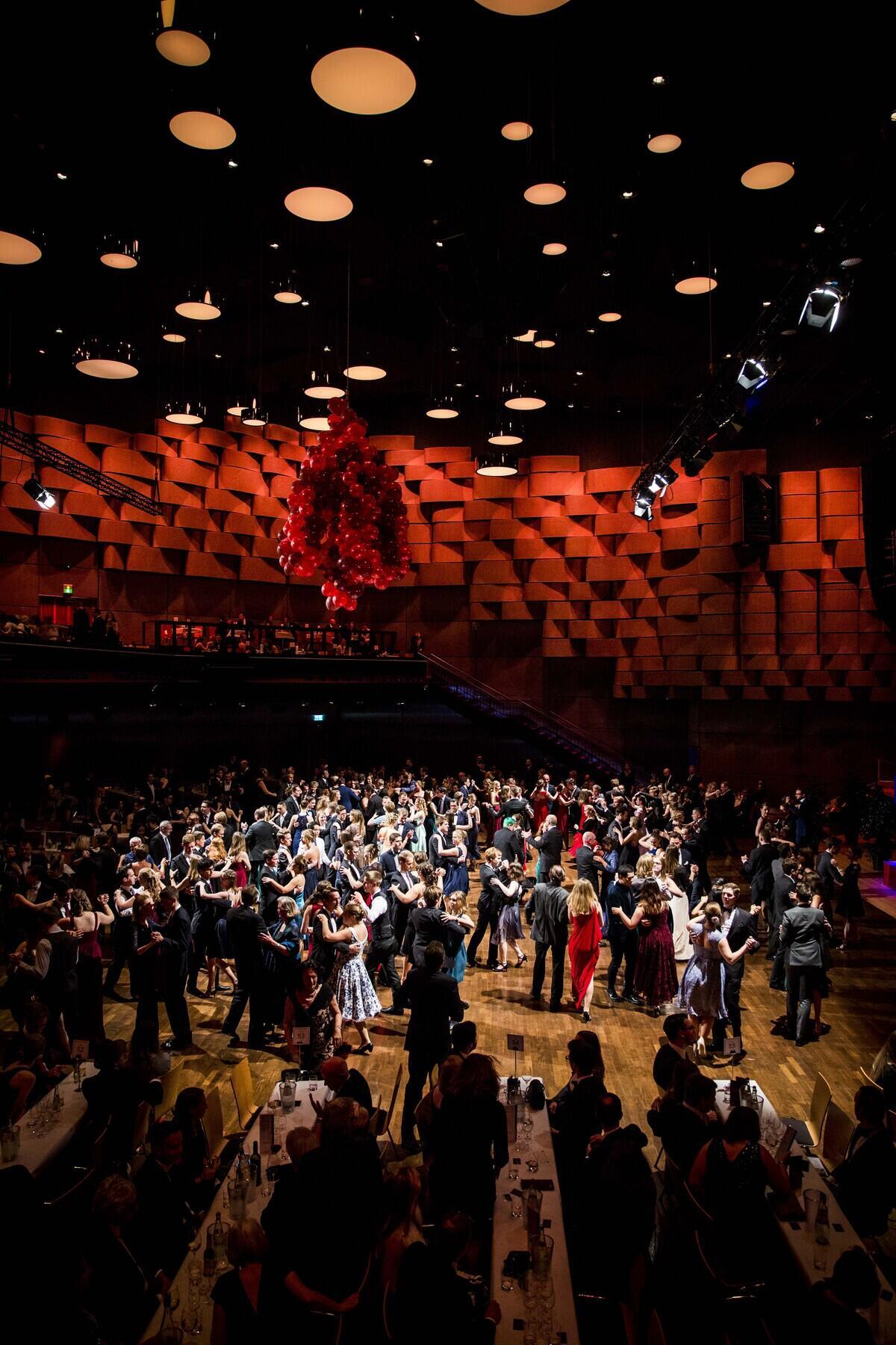 Tanzpaare auf der Tanzfläche