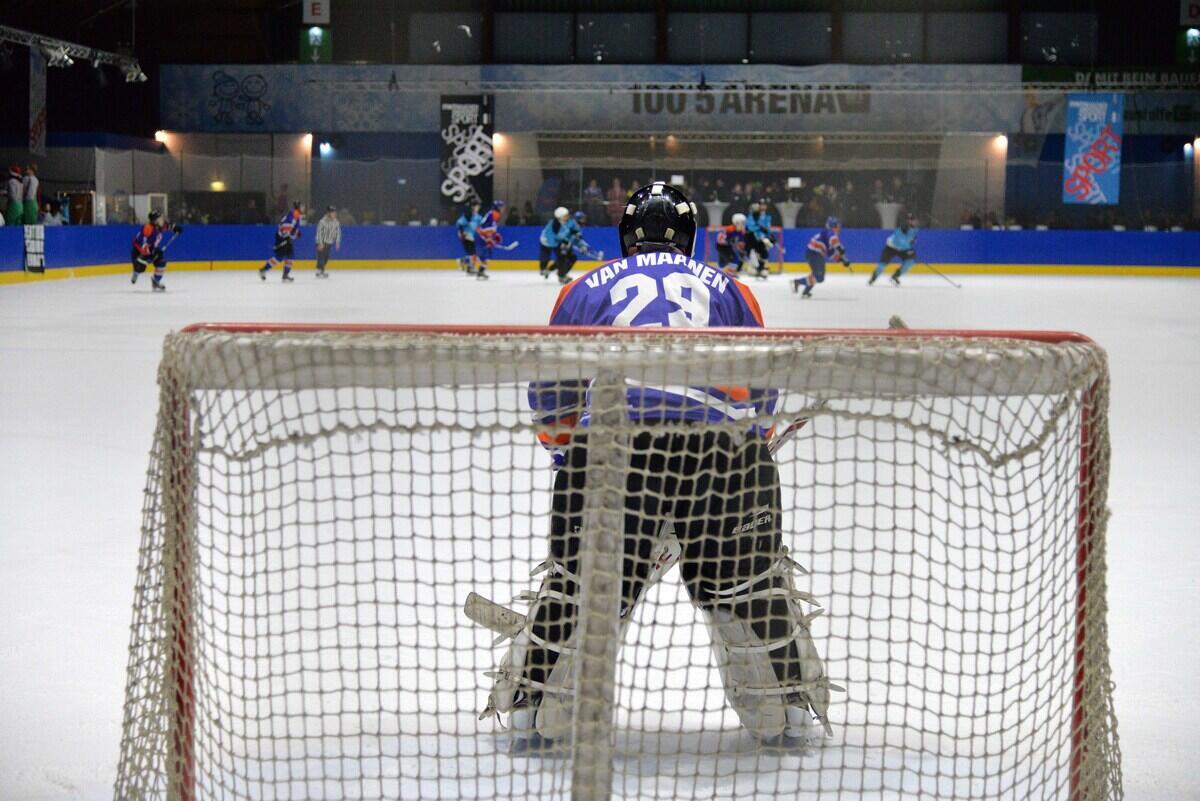 Torwart vor dem Tor auf dem Eis