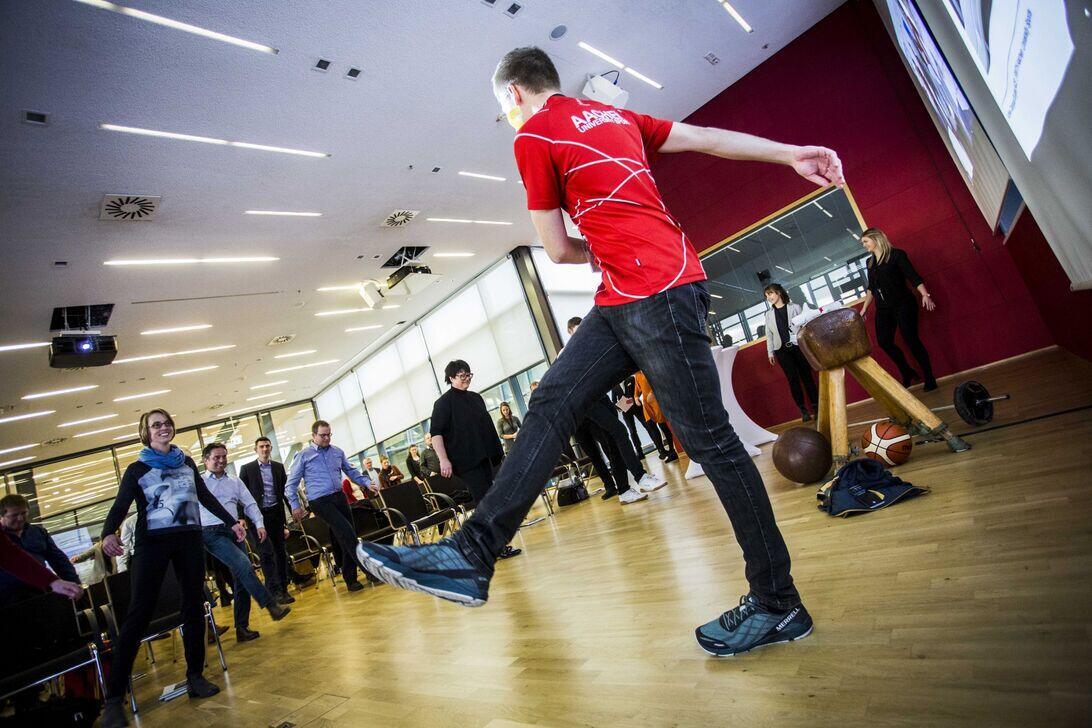 Übungsleiter vor Zuschauern