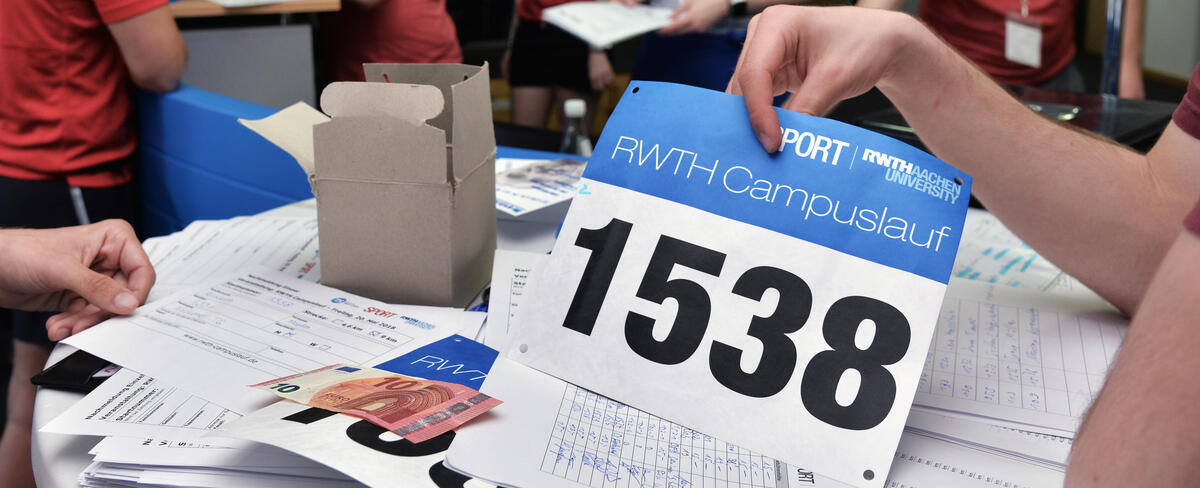 Läufer beim Empfang an der Theke