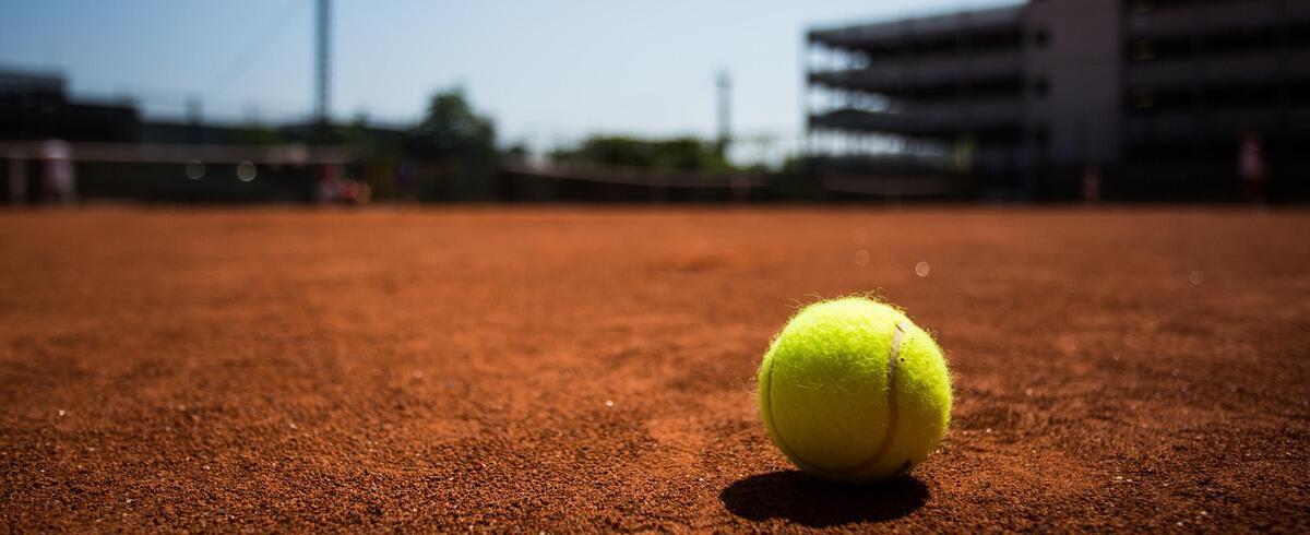 Tennisball auf dem Tennisplatz
