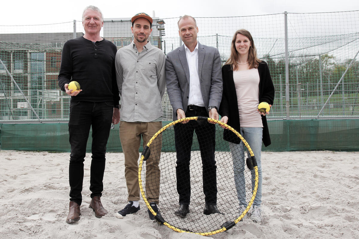 Der Leiter und Mitarbeiter des HSZ mit den Materialien für Spikeball
