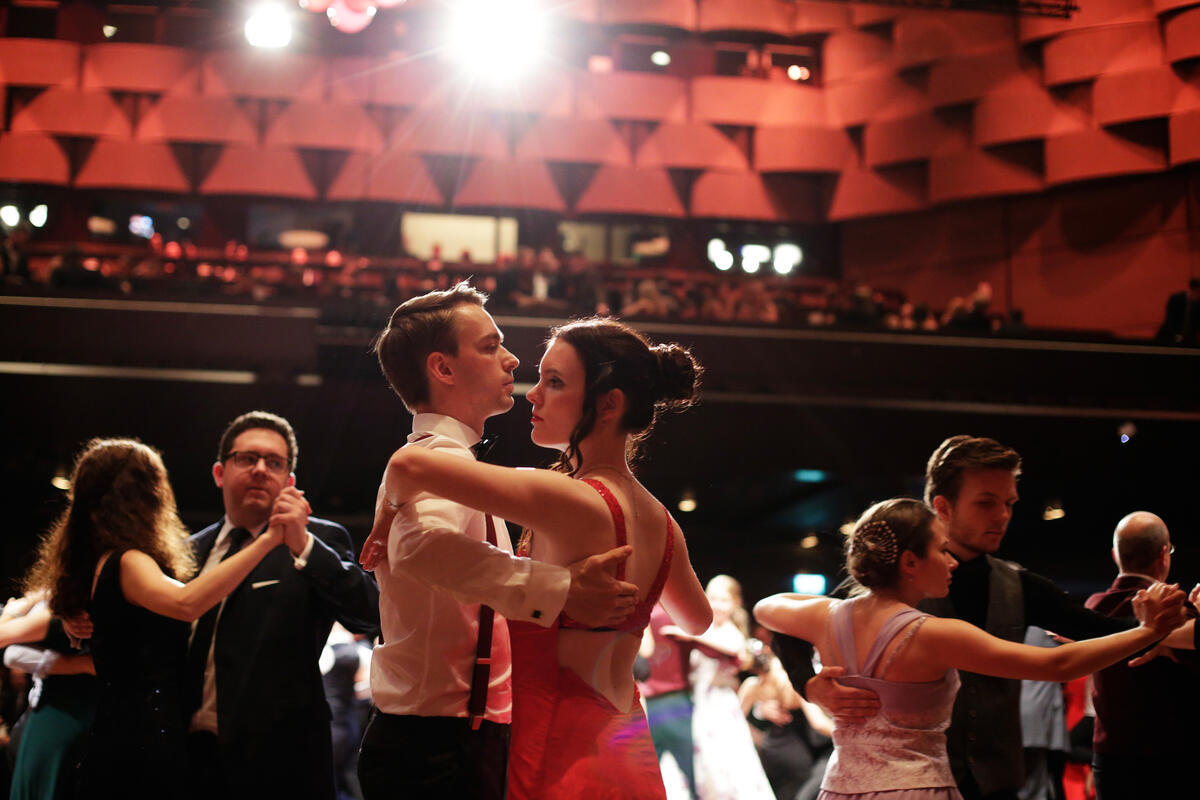 Tanzpaar beim Galaball