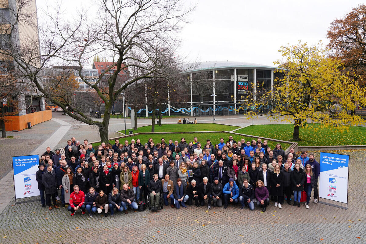 Gruppenfoto von den Besuchern der adh Vollversammlung