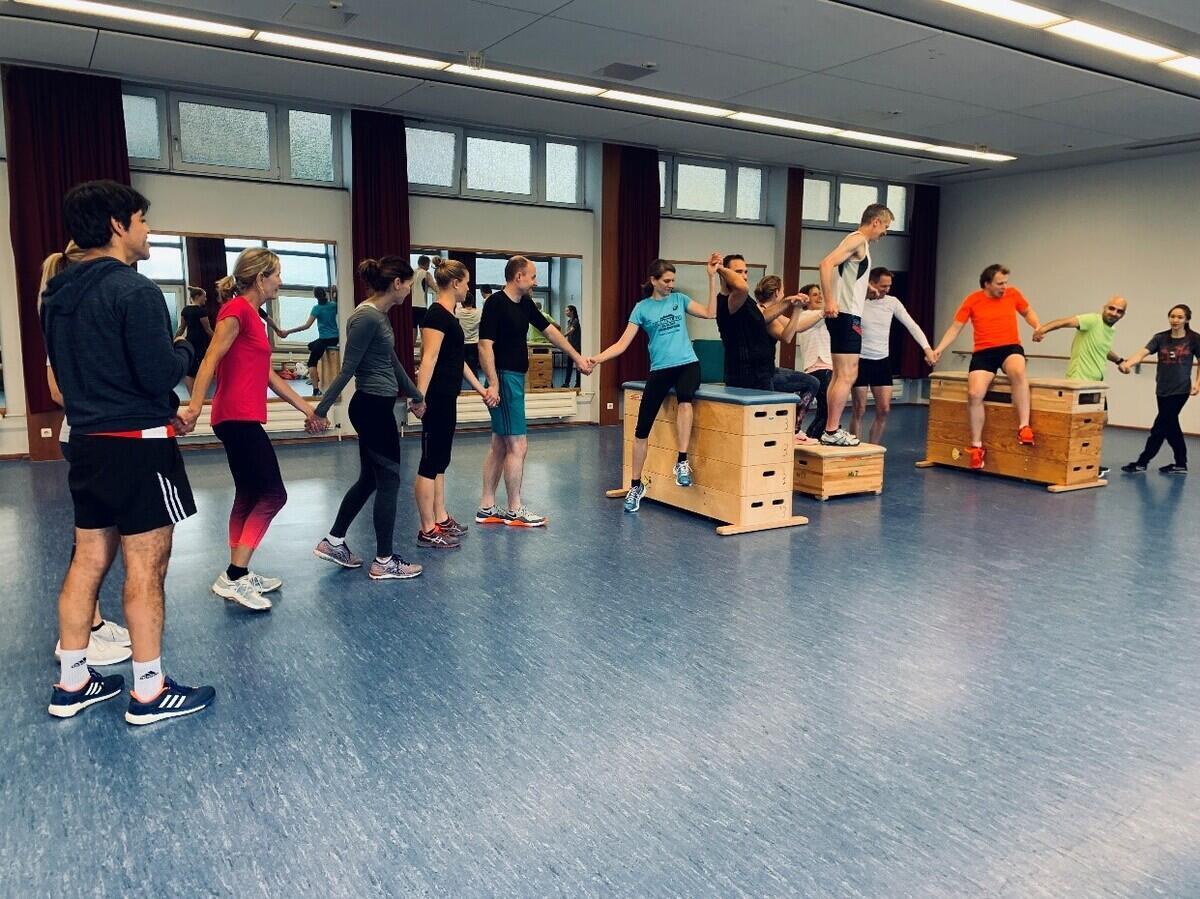 Gruppevon Personen bei Fitnessübungen