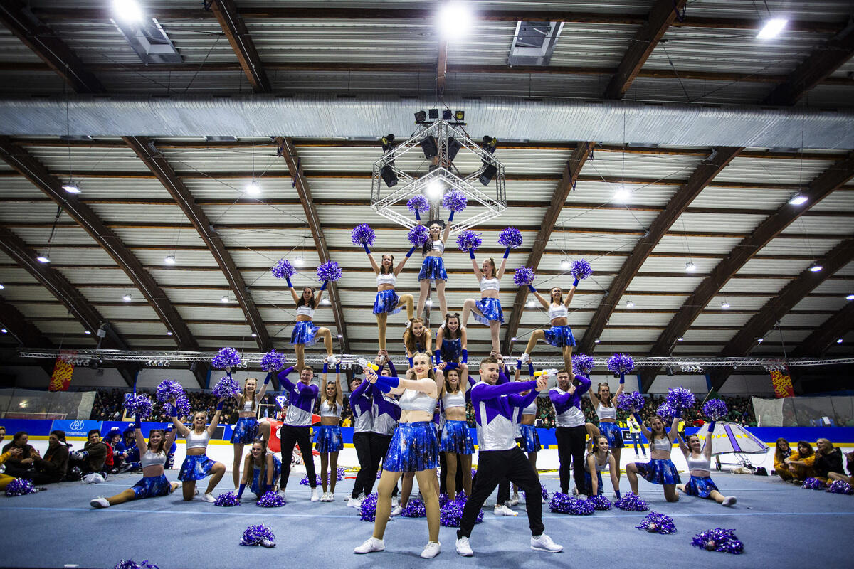Cheerleader stehen in einer Pyramide