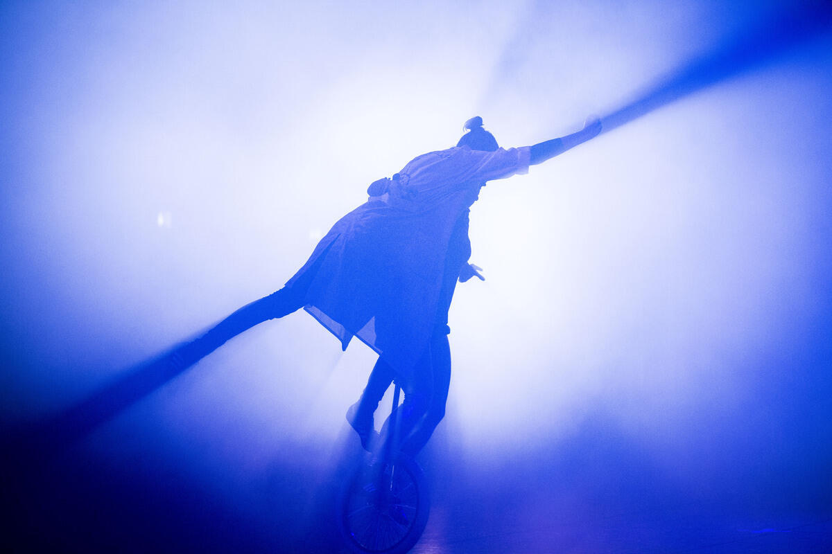 Sportlerin fährt auf einem Einrad