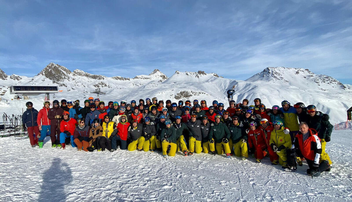 Zuschauer mit lustigem Trikot steh an Bande