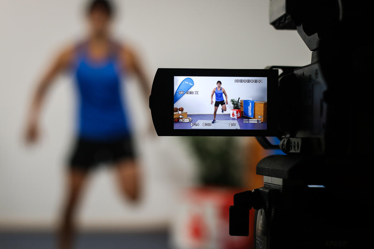 Übungsleiter vor Kammera