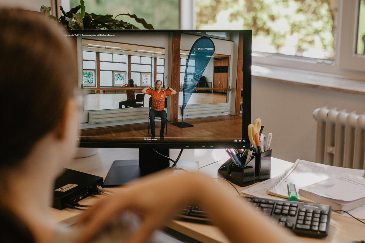 Trainierende vor dem Bildschirm