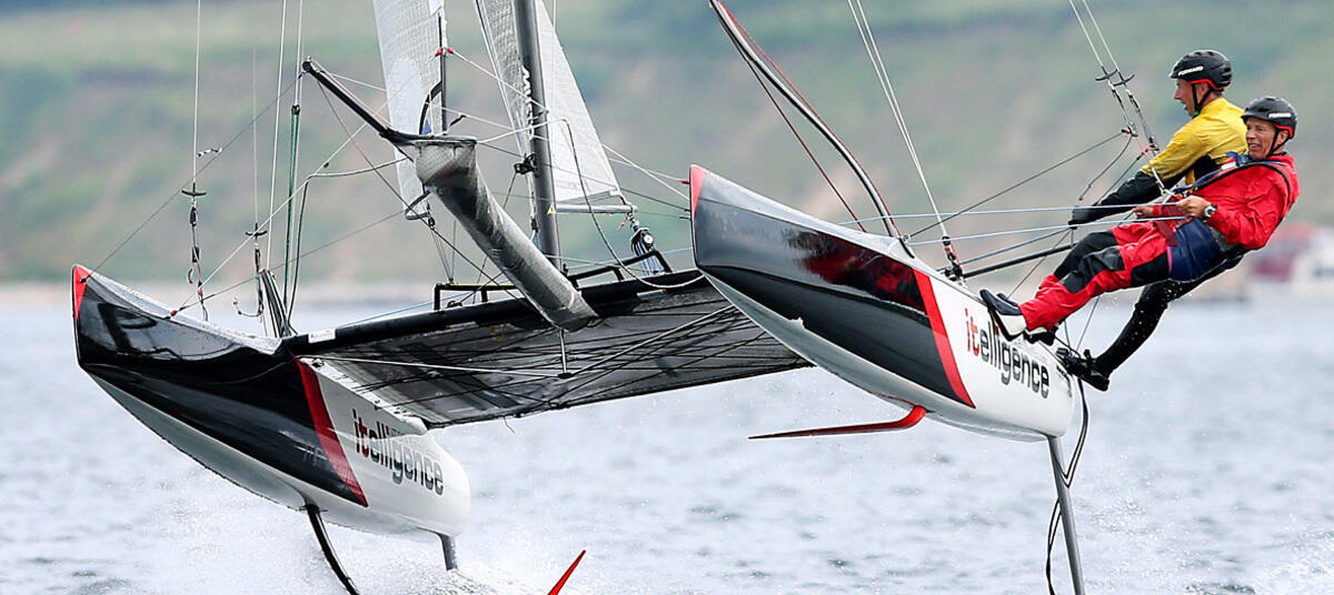 2 Segler auf einem Katamaran in Action