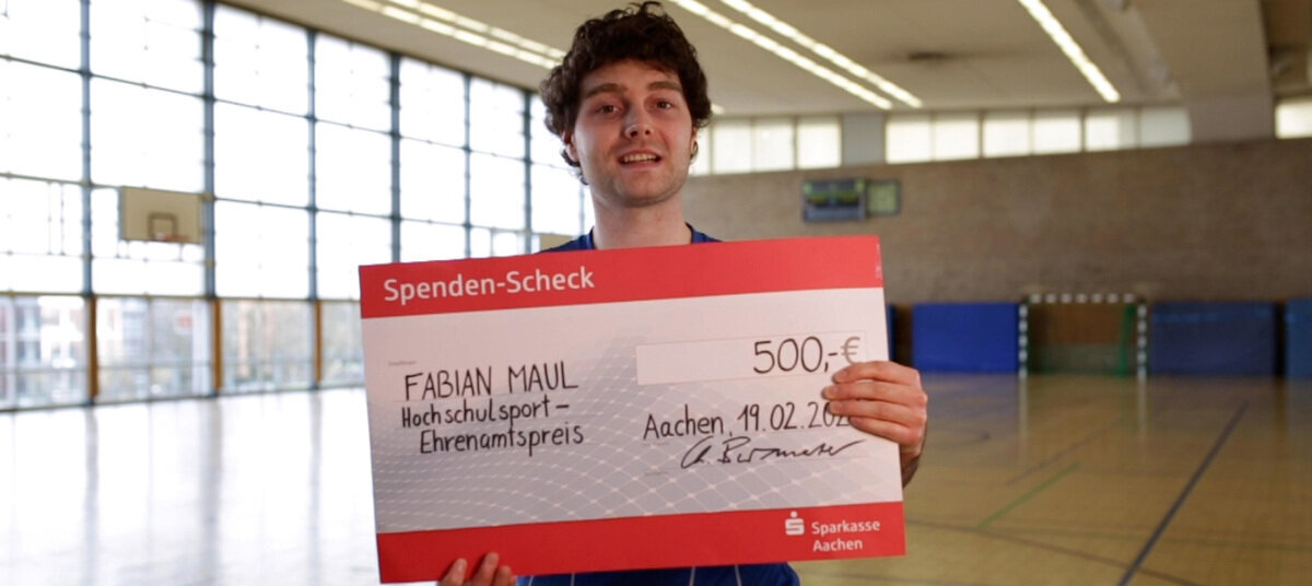 Fabian Maul mit Spendenscheck in der Hand