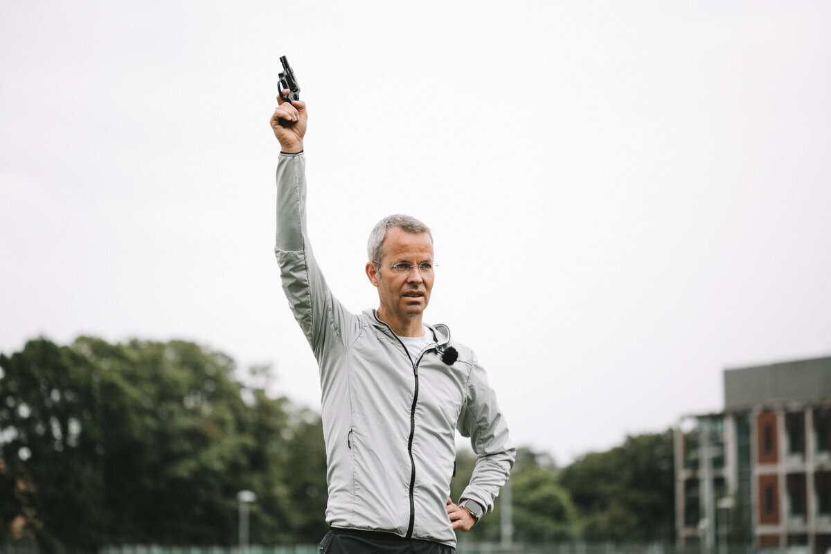 Prof. Brettel feuert die Startschusspitole ab