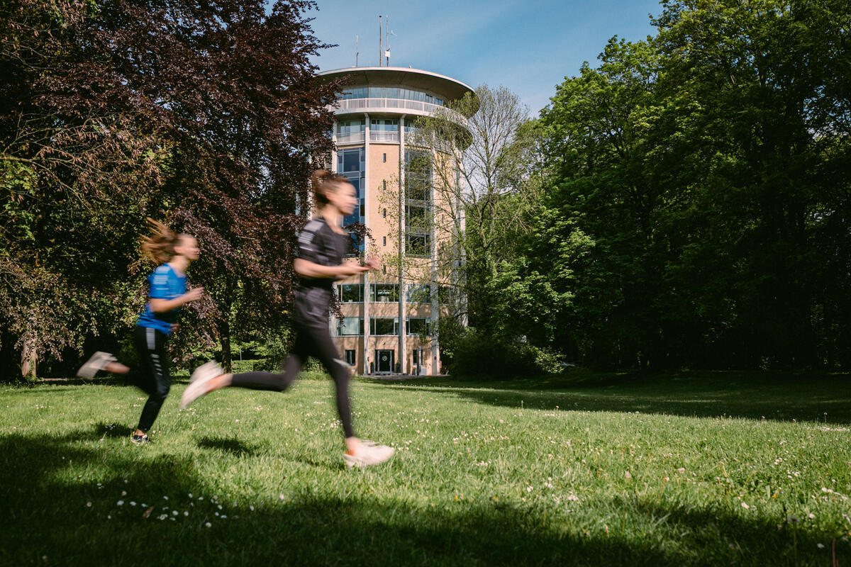 zwei Läuferinnen verschwommen vor dem Drehturm Aachen