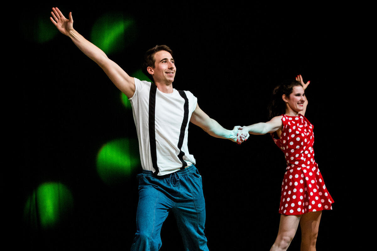 Paar tanzt Rock 'n Roll