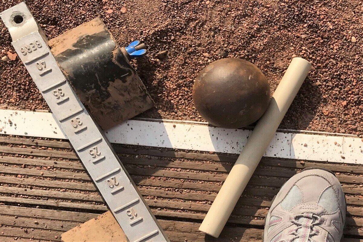 Sportgeräte für das Training auf dem Boden ausgelegt