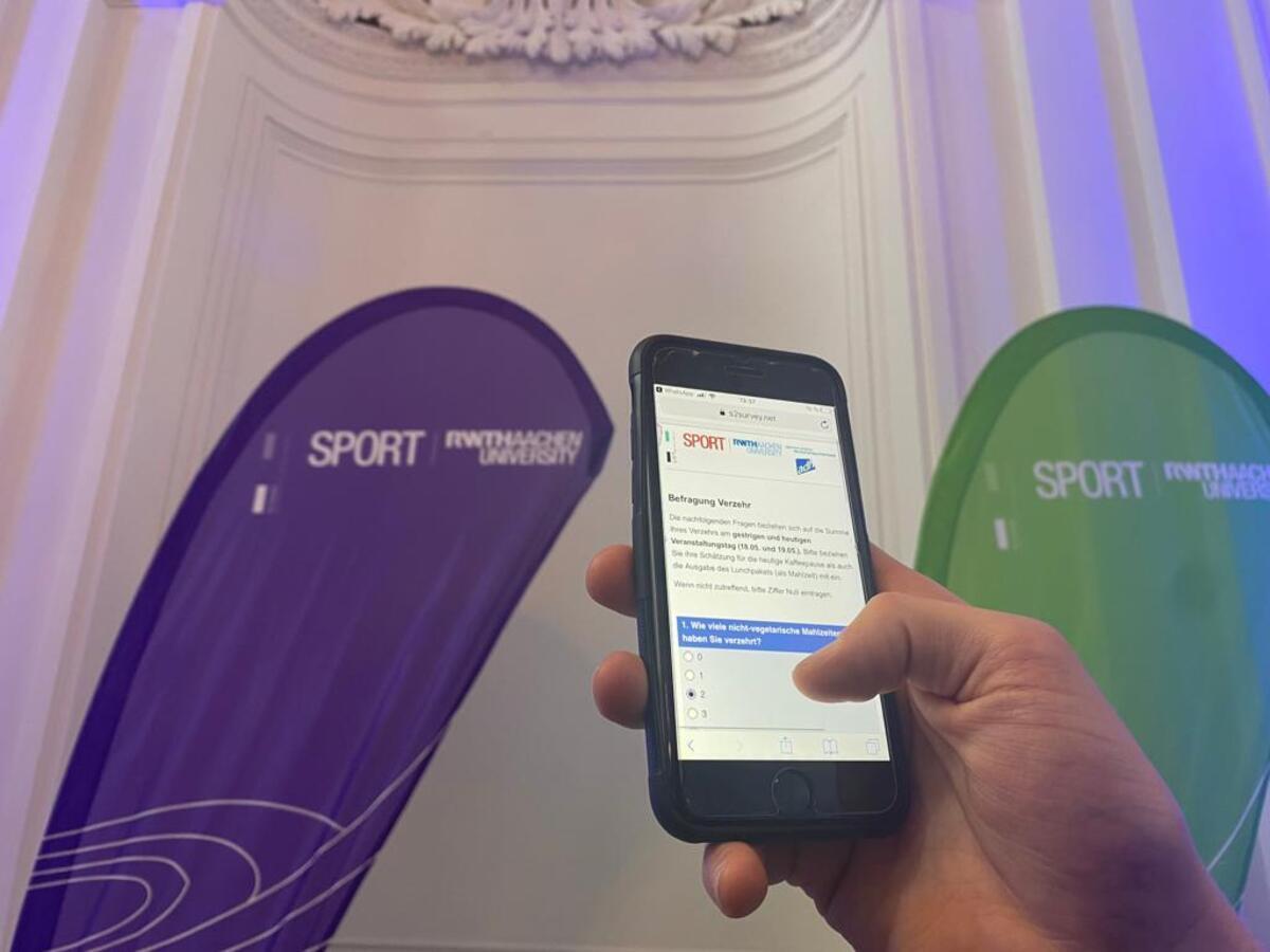 Handy mit der Umfrage geöffnet